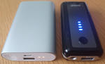 Xiaomi Powerbank 10000 neben Anker Astro 5600