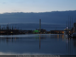 Flensburger Innenhafen mit Schiffen der Rum Regatta und der The World bei Nacht