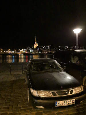 Abendlicher Parkplatz am Flensburger Hafen