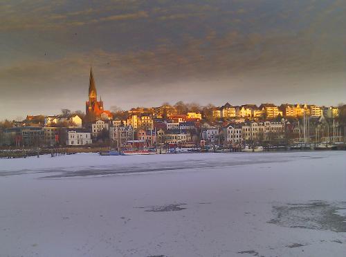Flensburger Hafen im Schnee in der Abendsonne
