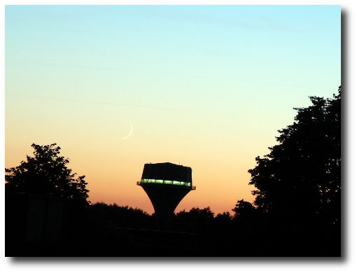 Wasserturm und Mond vor Sonnenuntergang