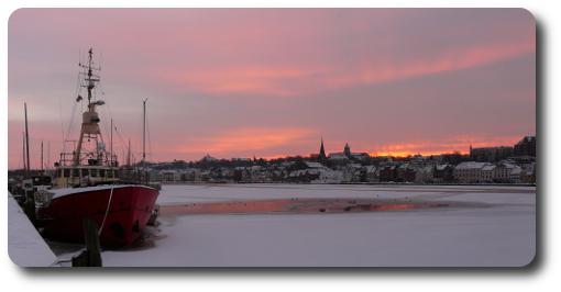 Flensburger Hafen in Schnee im Sonnenuntergang